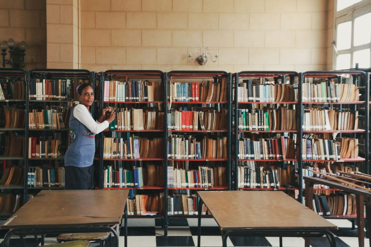 Elena between the shelves of the school library